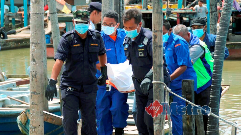 MAYAT kru kapal JBB Rong Chang 8 ditemui dan dinaikkan ke Jeti Nelayan Parit Jawa, Muar. FOTO ihsan APMM