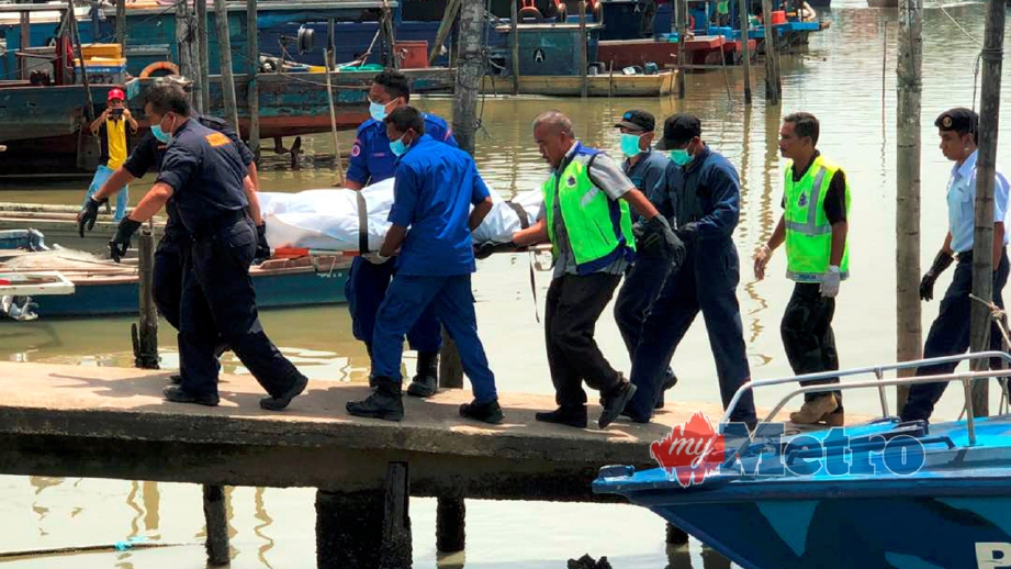 MAYAT kru kapal JBB Rong Chang 8 ditemui dan dinaikkan ke Jeti Nelayan Parit Jawa, Muar pada 12 tengah hari tadi. FOTO Fahd Rahmat