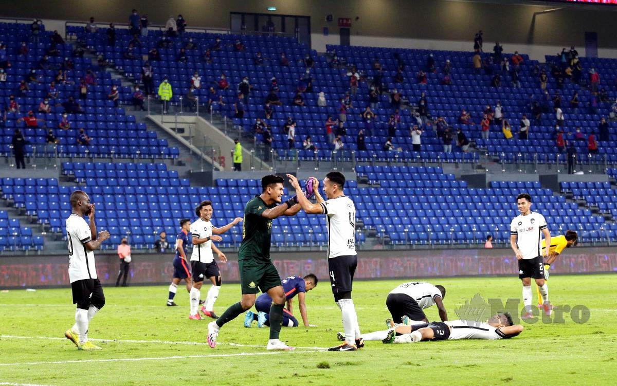 PEMAIN Terengganu FC meraikan kemenangan selepas tamat perlawanan menentang  JDT  di Stadium Sultan Ibrahim, Iskandar Puteri, malam tadi. FOTO Nur Aisyah Mazalan