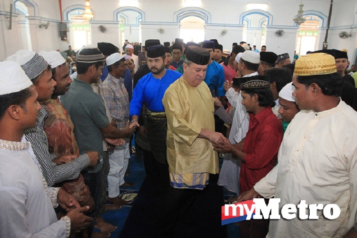 SULTAN Johor, Sultan Ibrahim Iskandar dan Tunku Mahkota Johor, Tunku Ismail Ibrahim bersalaman dengan rakyat ketika hadir solat sunat Aidiladha. FOTO Mohd Azren Jamaludin 