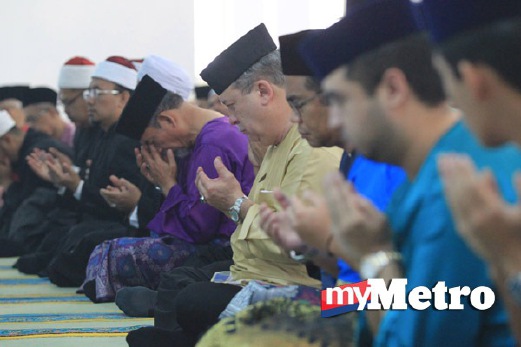 SULTAN Johor, Sultan Ibrahim Iskandar dan Tunku Mahkota Johor, Tunku Ismail Ibrahim, mengaminkan doa selepas solat sunat Aidiladha. FOTO Mohd Azren Jamaludin 