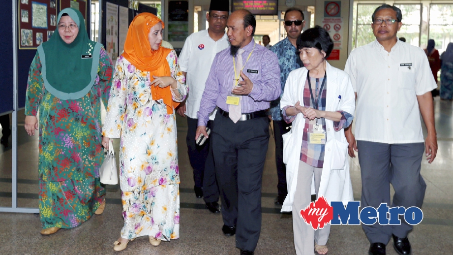 RAJA Zarith Sofiah tiba di HSI diiringi Ayub (tiga kiri) dan Timbalan Pengarah Kesihatan Negeri (Perubatan), Dr Iezam Suleiman (kanan) serta Pengarah Hospital Sultan Ismail (HSI), Dr Azizah Riduan (kiri). FOTO Zain Ahmed