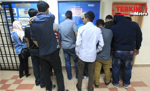 PENYOKONG bola sepak yang didenda selepas mengaku bersalah. FOTO Mohd Azren Jamaludin 