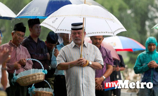 SULTAN Johor, Sultan Ibrahim Iskandar mencemar duli menghadiri majlis pengebumian bekas guru agamanya. FOTO Hairul Anuar Abd Rahim