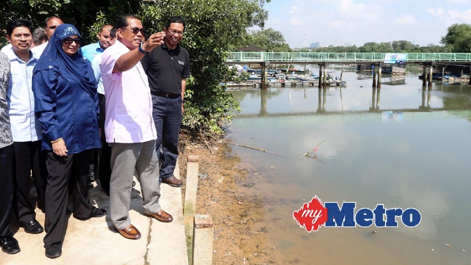 MENTERI Besar Johor, Datuk Seri Mohamed Khaled Nordin (dua kanan) diiringi Zaini (kanan) melawat Sungai Masai ketika majlis pelancaran program Sungaiku Hartaku. FOTO Hairul Anuar Rahim