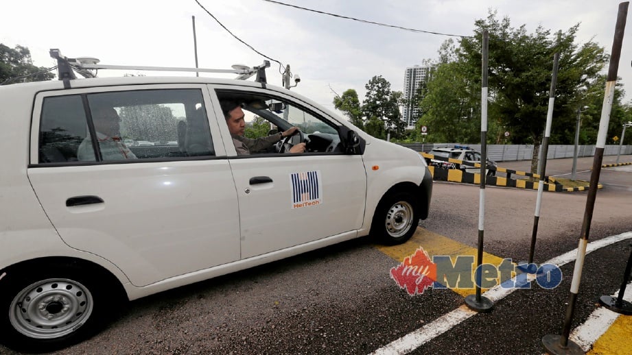JOHOR BAHRU 30 JULAI 2018. Menteri Pengangkutan, Anthony Loke Siew menjalani ujian memandu kereta yang menggunakan sistem ujian E-testing di Institut Memandu Berjaya di Jalan Persisiran Perling, Taman Perling, Johor Bahru  ketika. NSTP/ZAIN AHMED