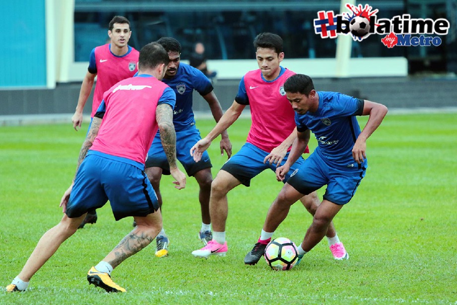 SAFIQ (kanan) mengawal bola apabila diasak rakan sepasukan ketika sesi latihan skuad Johor DT. -Foto JOHOR SOUTHERN TIGERS
