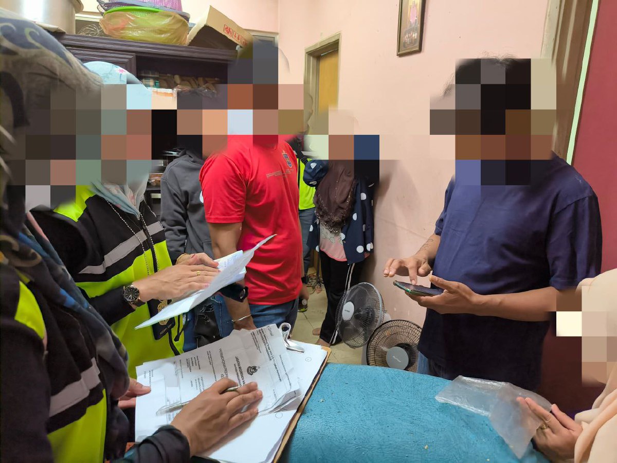 Seramai 28 Pati termasuk seorang kanak-kanak ditahan dalam serbuan Op Sapu dilaksanakan Jabatan Imigresen Malaysia (JIM), di Skudai. FOTO IHSAN JIM