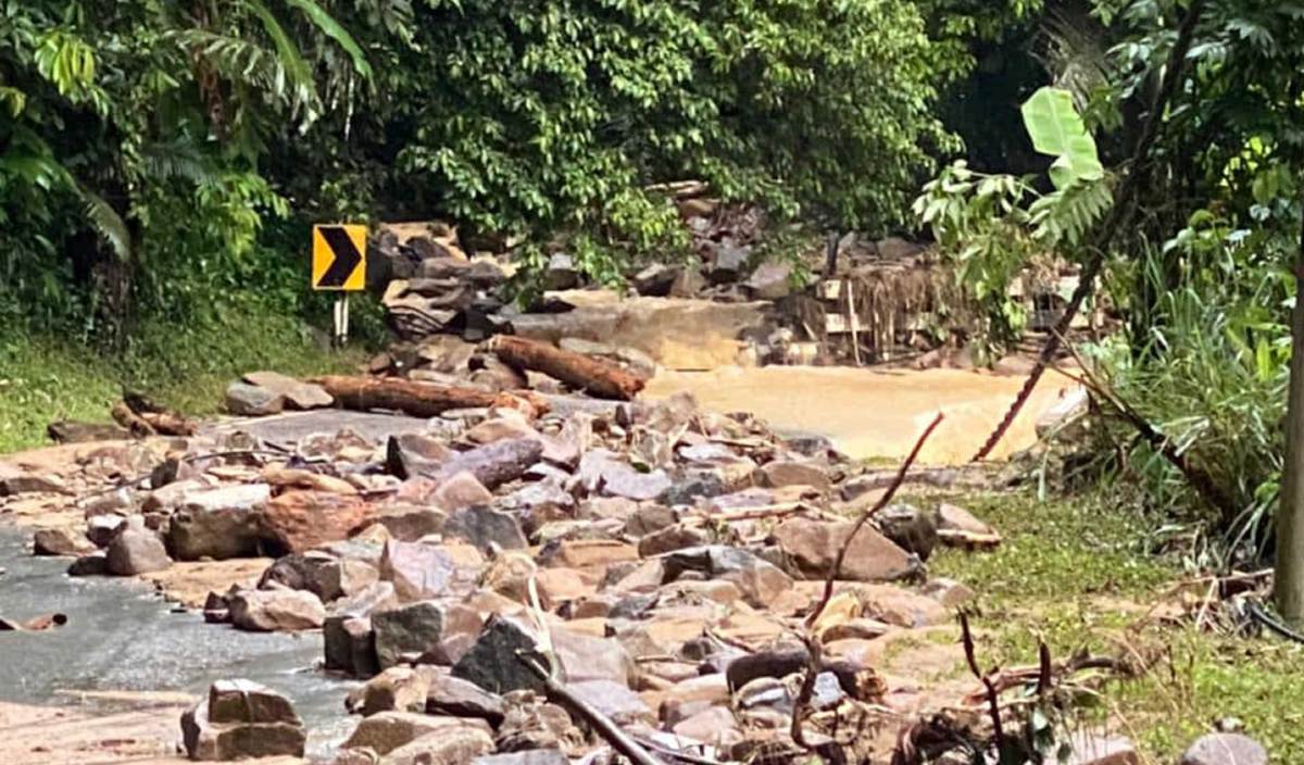 JALAN lama Bukit Tinggi-Genting Sempah ditutup berikutan kejadian tanah runtuh dan banjir susulan hujan lebat. FOTO JKR Bentong