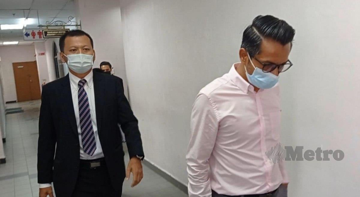 MOHD Idham (kiri) dan Mohd Sukrizal tidak mengaku bersalah atas pertuduhan rasuah di Mahkamah Sesyen Johor Bahru. FOTO Nurul Amanina Suhaini