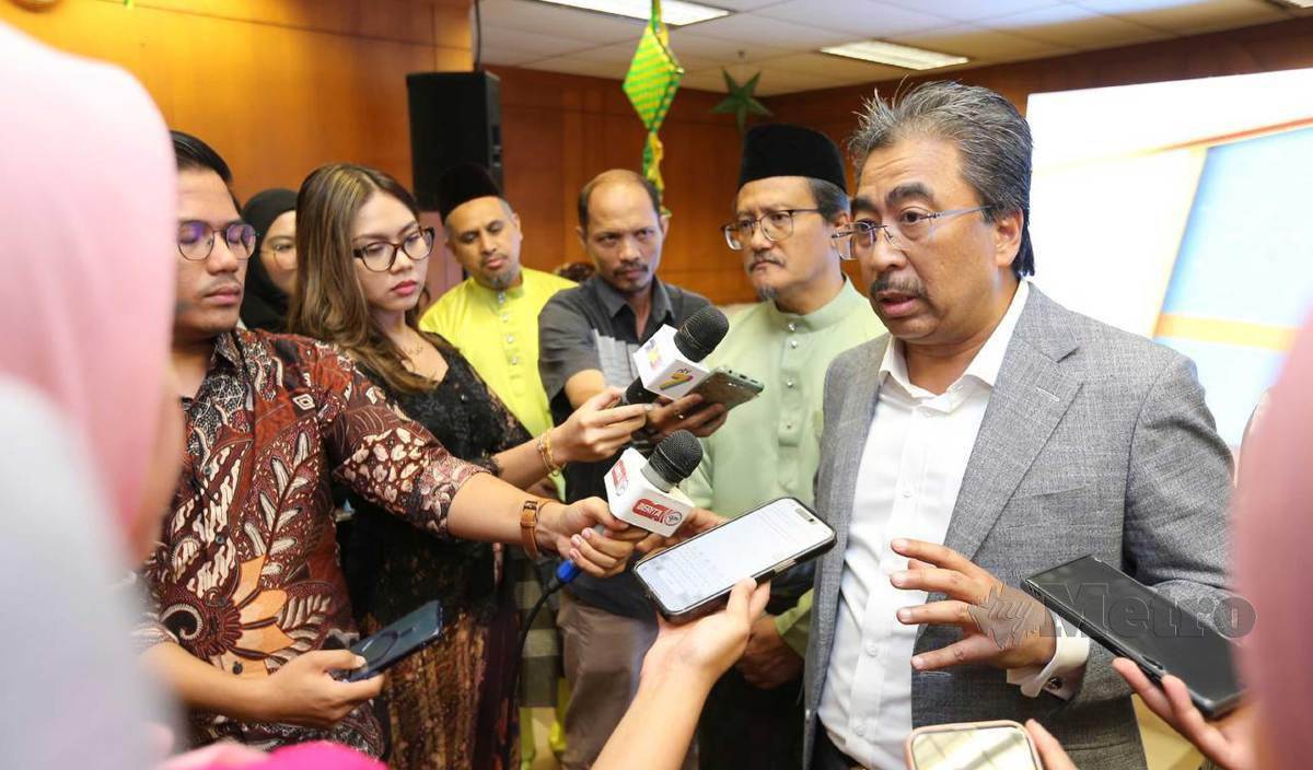 JOHARI ditemui wartawan selepas menyampaikan Anugerah Perkhidmatan Cemerlang (APC) 2023 dan Sambutan Hari Raya Aidilfitri di Dewan Persidangan MTIB. FOTO Saifullizan Tamadi