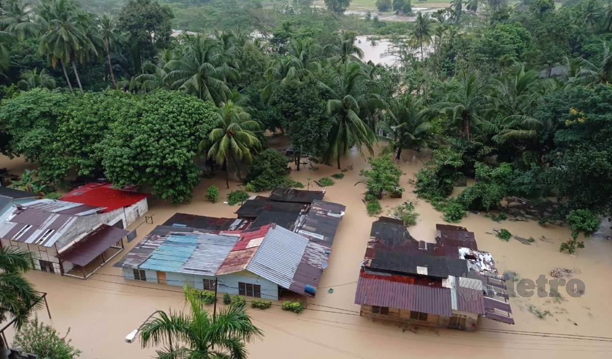 KAMPUNG Laut Johor Bahru mula dinaiki air, selain mencatatkan jumlah mangsa banjir di Johor kembali meningkat. FOTO Nurul Amanina Suhaini