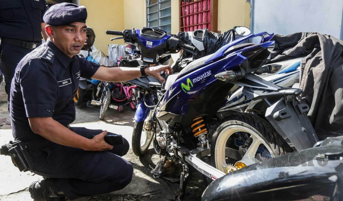SOFFIAN melakukan pemeriksaan ketika operasi bersepadu pemeriksaan bengkel motosikal di Tanjung Bungah. FOTO Danial Saad