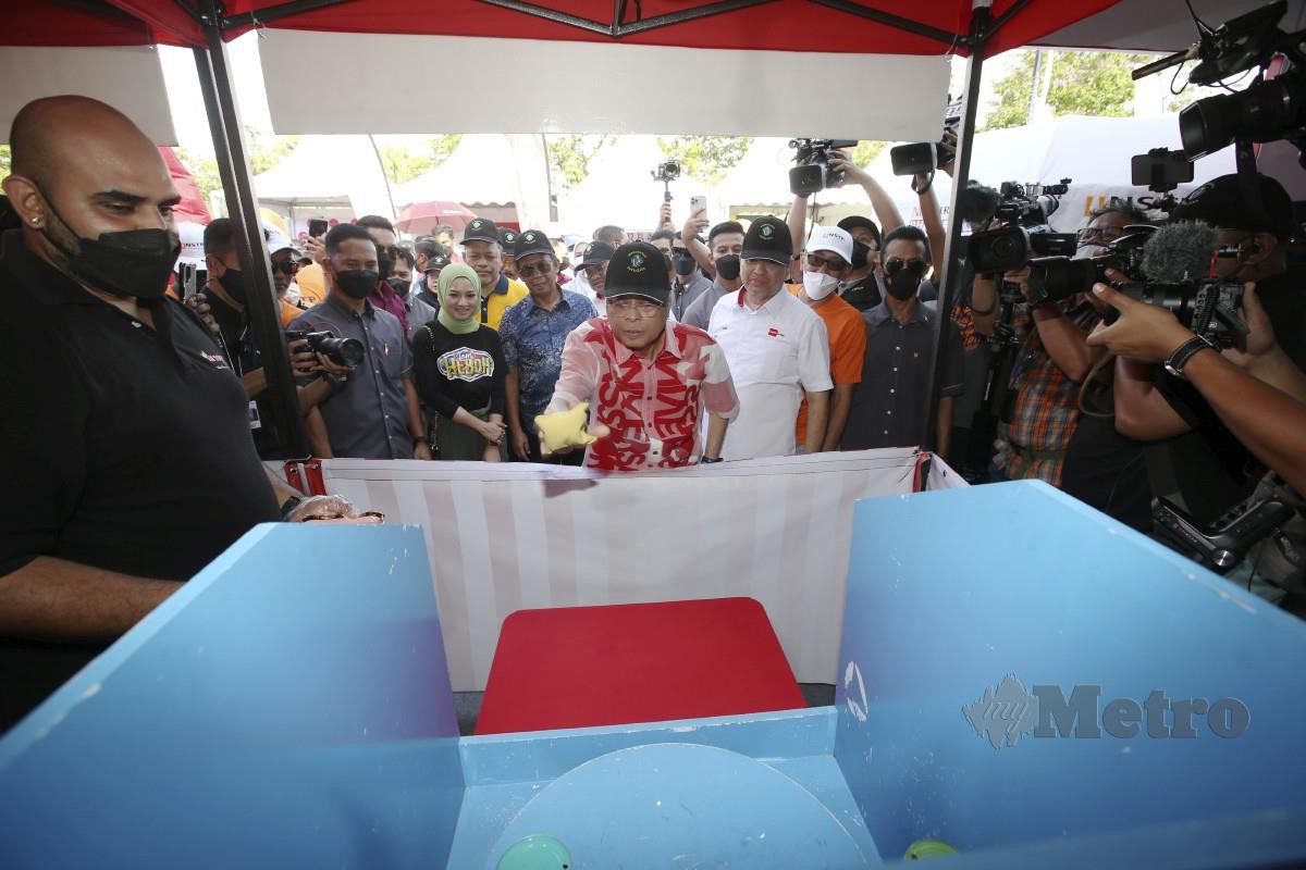 ISMAIL Sabri mencuba aktiviti di reruai NSTP di Karnival Jom Heboh 2022 di Anjung Floria, Putrajaya. FOTO Eizairi Shamsudin