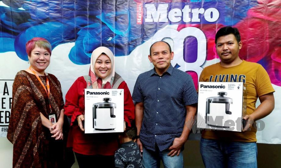 PENOLONG Pengurus Bahagian Pengiklanan NSTP, Angelina Poon (kiri), bersama Husain (dua dari kanan) dan pemenang, Siti Nursarah (dua dari kri) dan Mohd Izwan (kanan). FOTO Halimaton Saadiah Sulaiman