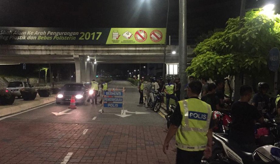 ANGGOTA polis membuat sekatan jalan raya di  sekitar pusat bandar Shah Alam, semalam.  