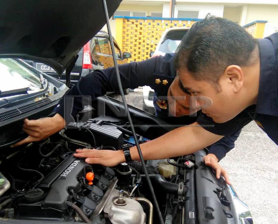 ANGGOTA JPJ memeriksa kenderaan klon jenis Honda Stream yang ditahan dalam operasi di Jalan Geliga-Chukai di Chukai, Kemaman. FOTO Zaid Salim.