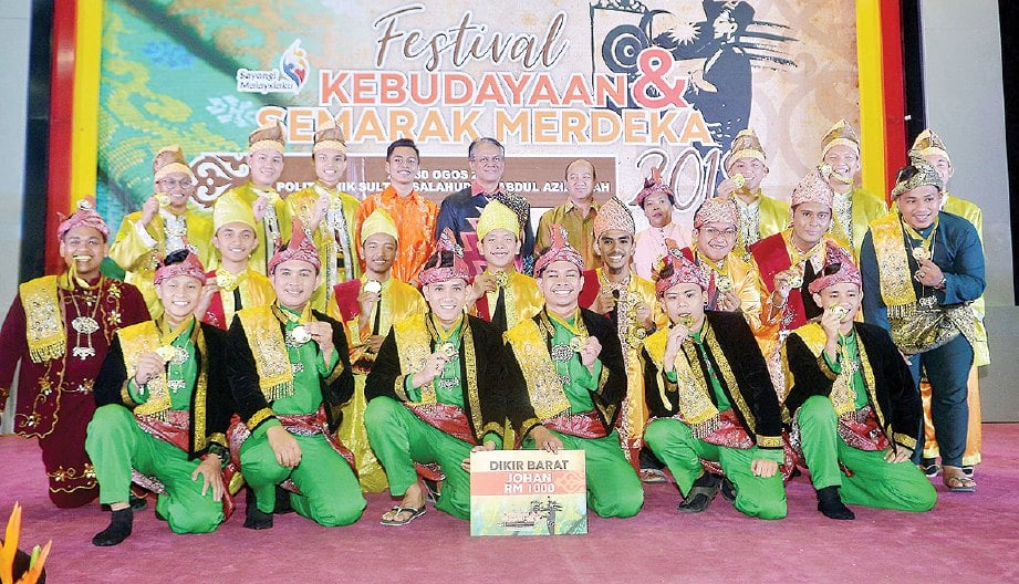 MOHD ISMAIL (tengah) bersama pemenang tempat pertama kategori dikir barat Kumpulan Gema Pendita.