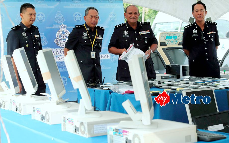 Salehhudin (dua dari kanan) menunjuk alat perjudian dalam talian yang dirampas seluruh Sabah pada sidang media di Kota Kinabalu. FOTO Izhari Ariffin