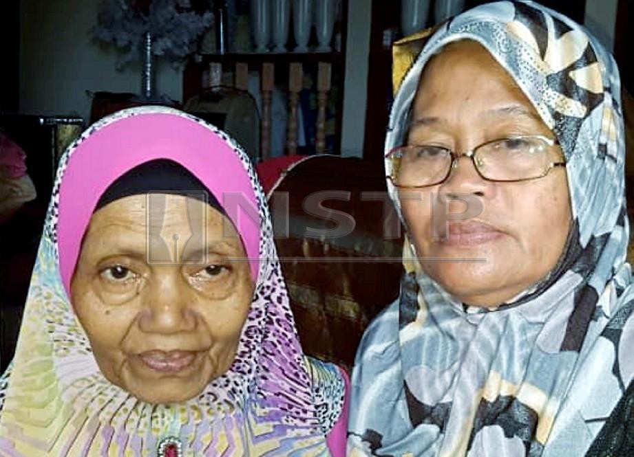 JULAIHA Abdul Mukran, 65, (kiri) ibu kepada mangsa dipanah petir, Abdul Wahid Habib Abdullah semasa perlawanan Liga Sukan Untuk Semua (LiSUS), di Bukit Jalil. Turut bersama ibu saudara mangsa, Hartini Salem, 58. FOTO Abdul Rahemang Taiming 