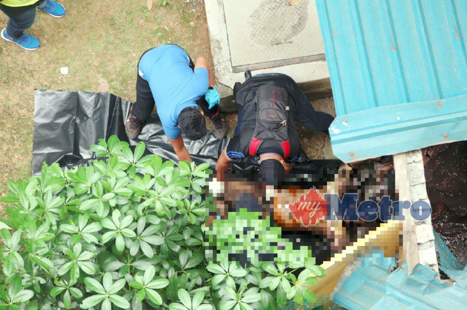 ANGGOTA polis memeriksa mayat tanpa identiti yang dijumpai di loji pengolahan kumbahan di Wisma Tenaga Nasional Berhad (TNB), Jalan Tok Hakim, Kota Bharu. Foto NSTP/ZAMAN HURI ISA