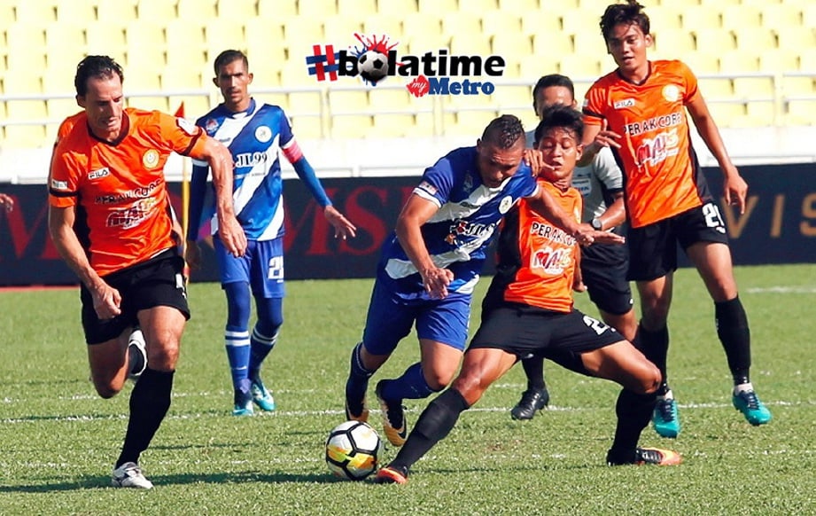 PEMAIN Kuala Lumpur, Junio Aparecido (tengah) diasak pemain PKNP FC di Stadium Negeri Batu Kawan, Pulau Pinang. FOTO/RAMDZAN MASIAM 