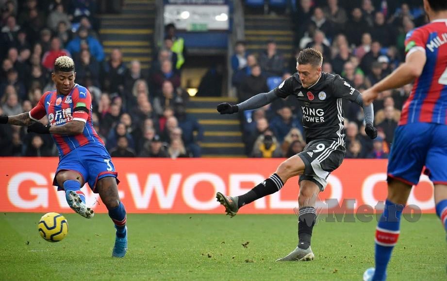 Vardy (tengah) jaringkan gol kedua Leicester. FOTO AFP