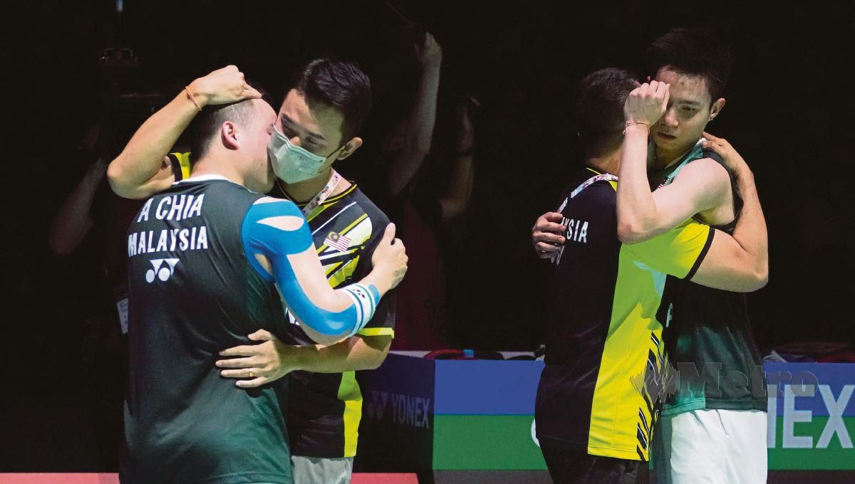 BING Shen (dua dari kiri) memeluk Aaron Chia manakala Rexy memeluk Wooi Yik selepas gandingan itu muncul juara dunia, Ahad lalu. FOTO AP 