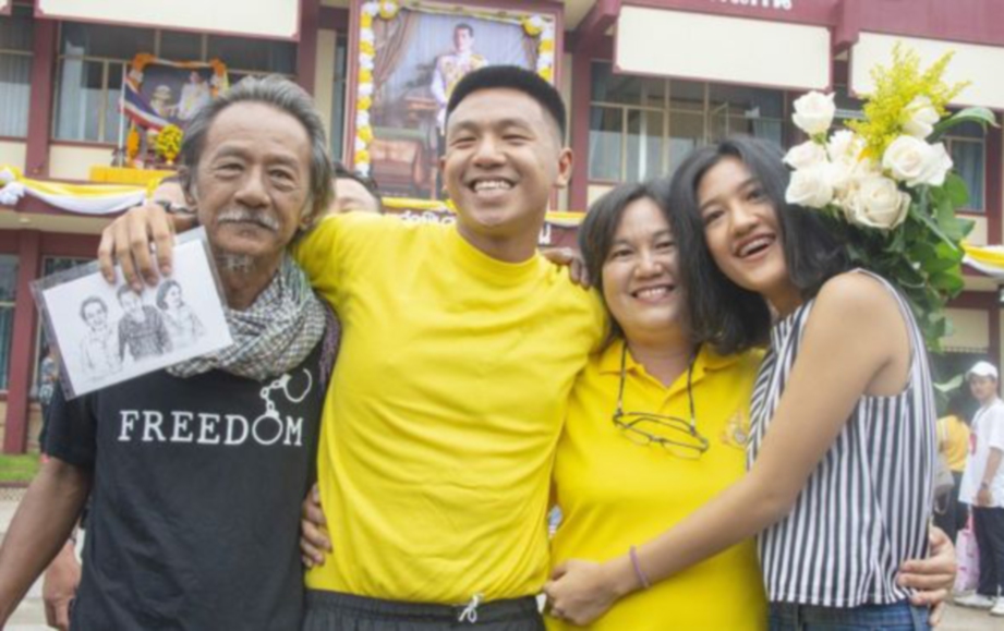 JATUPAT disambut gembira oleh keluarganya selepas dia meninggalkan penjara wilayah Khon Kaen. FOTO Agensi