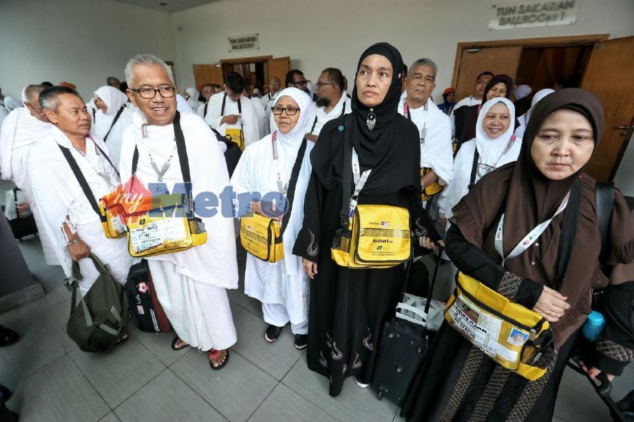 BAKAL jemaah haji bersiap sedia menunggu bas untuk ke Lapangan Terbang Antarabangsa Kota Kinabalu di Hotel Tabung Haji sebelum berlepas ke tanah suci Makkah. Foto NSTP/KHAIRULL AZRY BIDIN.
