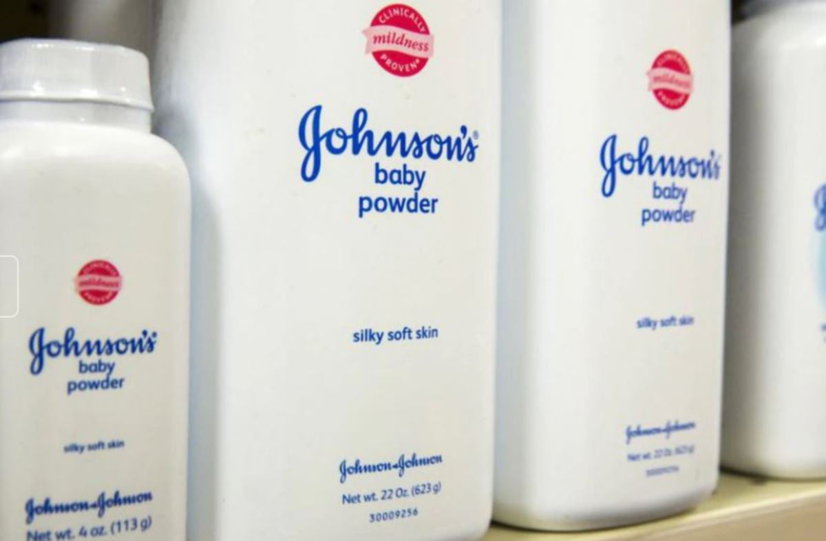 BEDAK bayi berasaskan talkum Johnson & Johnson. FOTO fail Reuters