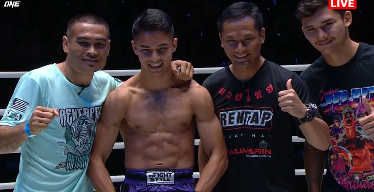 JOHAN (dua dari kiri) berjaya kalahkan juara Muay Thai Antarabangsa WBC. FOTO Ihsan One Championship