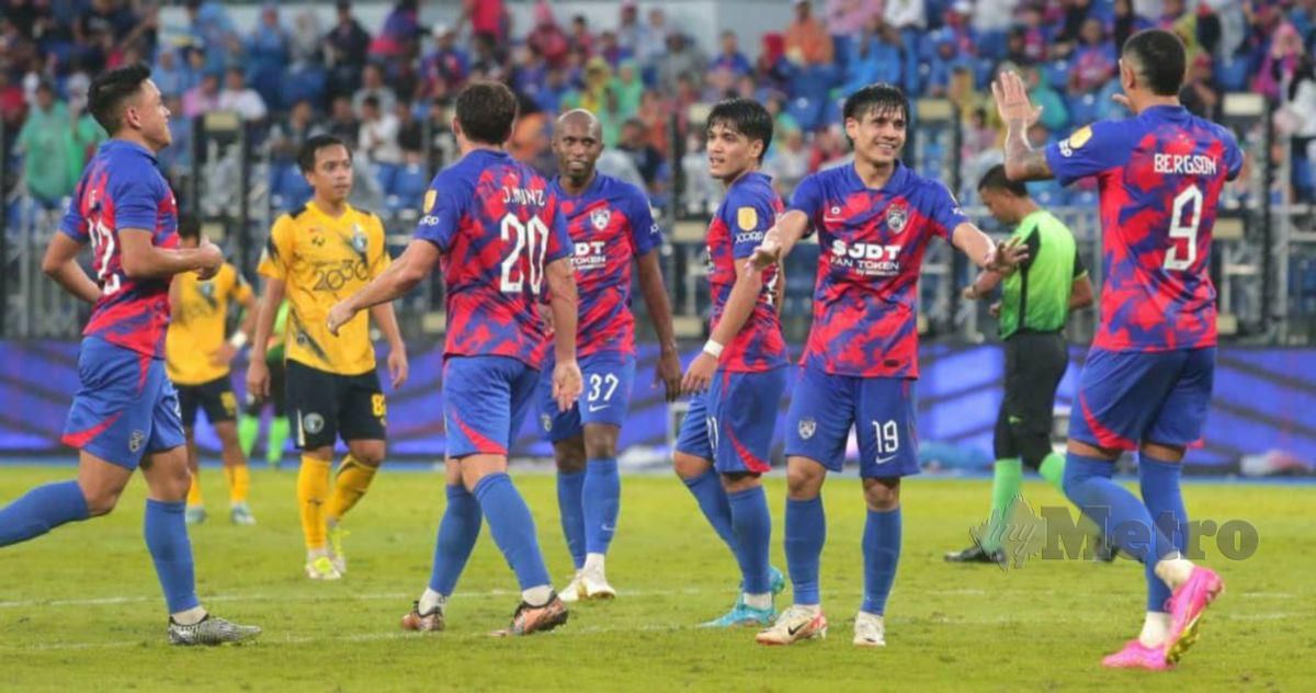 AKHYAR (dua dari kanan) meraikan jaringan gol bersama pasukan di Stadium Sultan Ibrahim, Iskandar Puteri. FOTO NUR AISYAH MAZALAN