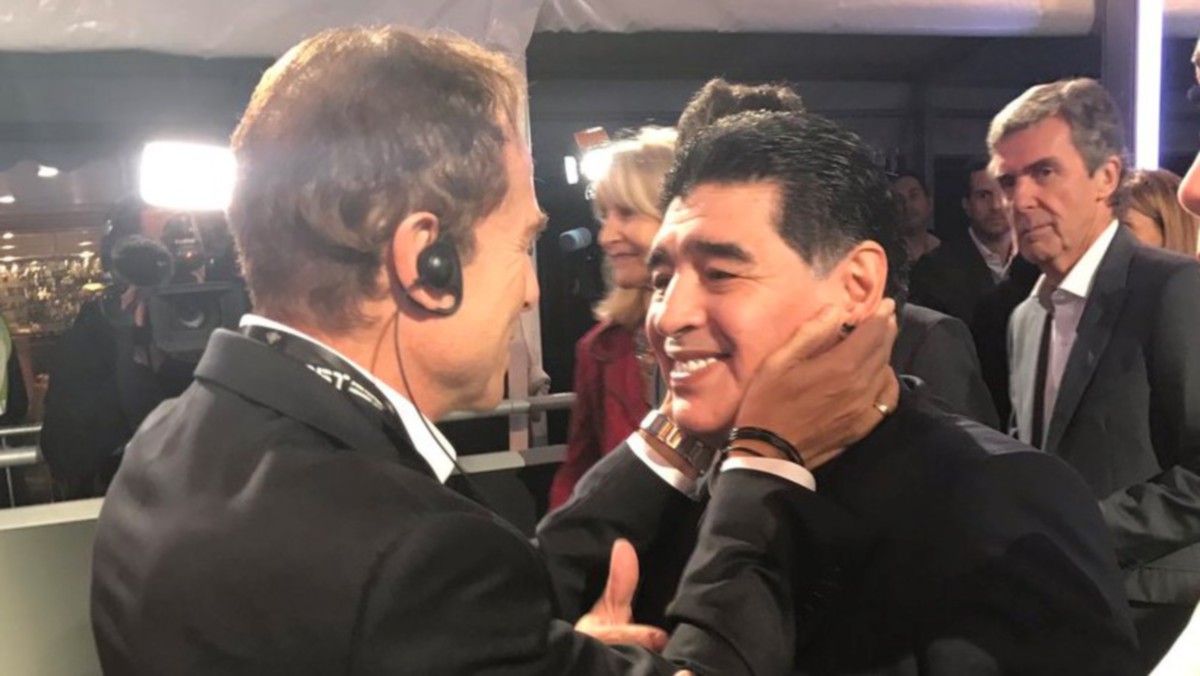PERTEMUAN semula antara Smith (kiri) dan Maradona. FOTO Agensi