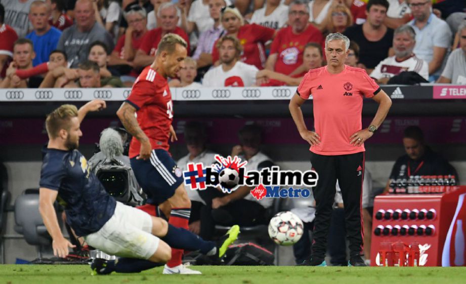 MOURINHO ketika memerhatikan aksi anak buahnya dalam perlawanan pramusim menentang Bayern Munich. Foto REUTERS 