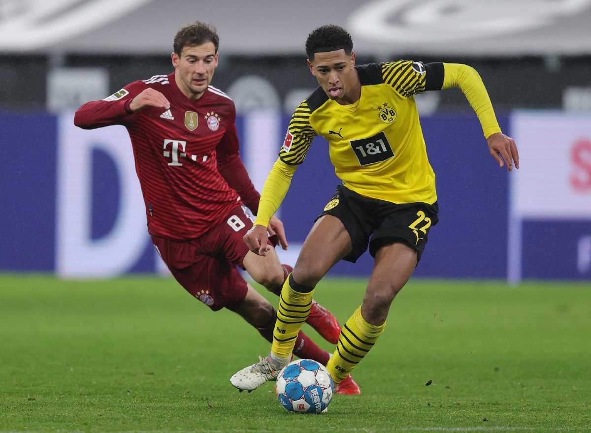 Pemain Borussia Dortmund, Jude Bellingham (kanan) ketika beraksi di saingan Bundesliga. FOTO Agensi