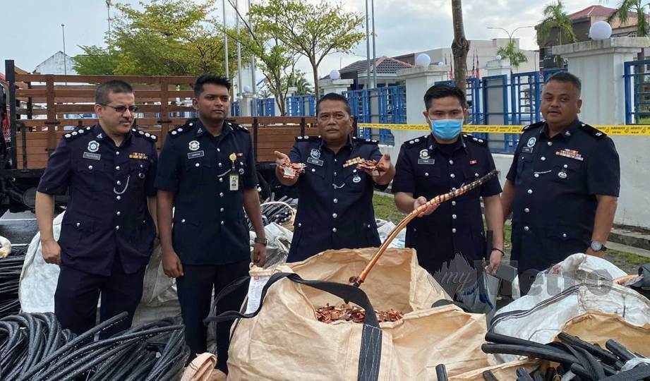 AZIZAN (tengah) menunjukkan hasil yang diperolehi selepas kabel dileraikan selepas sidang media di IPD Kuala Langat. FOTO Norzamira Che Noh