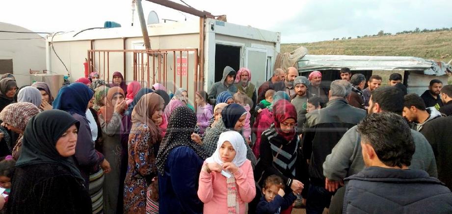 PELARIAN Syria di kem Karbat Dawood terletak di sempadan Lubnan dan Syria megambil pek bantuan makanan yang diagihkan oleh pertubuhan kemanusiaan, Syria Care. FOTO/NOR FARIZAN ABDULL RAHMAN