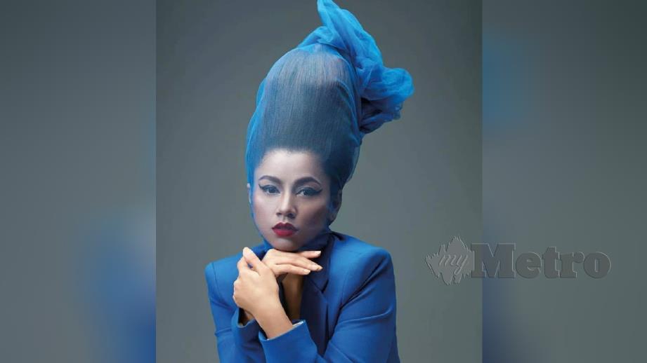 KAKA tidak menduga fotonya menggayakan serkup rambut berwarna biru tular dan menarik perhatian warganet. FOTO Instagram Kaka Azraff