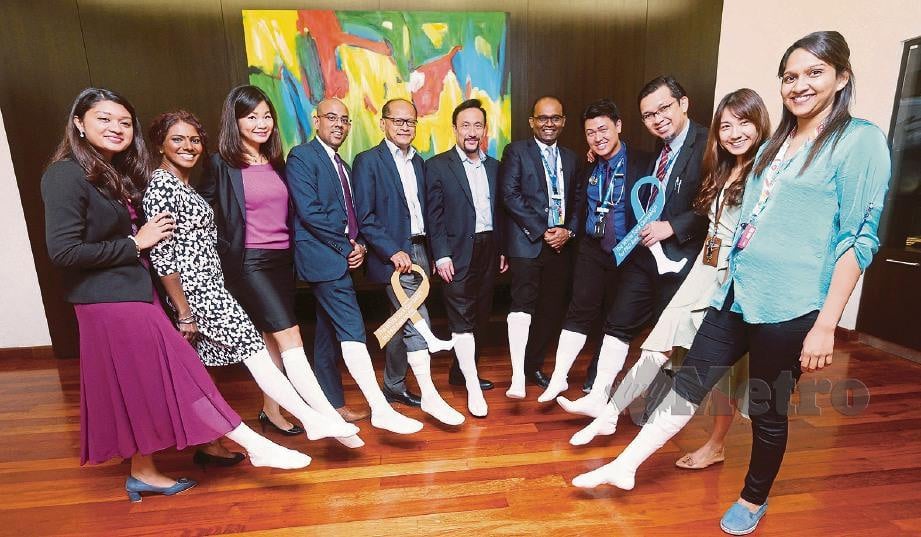 DR Mohd Azhari (lima dari kiri) bersama kakitangan IJN memakai sarung kaki putih tanda menyokong kempen Sayangi Kaki Anda dan mempromosikan pakej pemeriksaan penyakit arteri periferal (PAD) sempena sambutan Hari Jantung Sedunia 2019. FOTO Rohanis Shukri