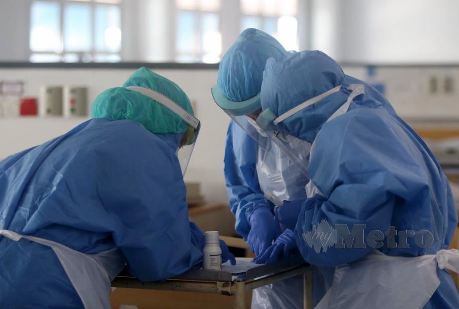 PETUGAS kesihatan terdiri dari Doktor dan Jururawat mengambil sampel pesakit didalam wad yang menempatkan pesakit Covid-19 di Hospital Kuala Lumpur. FOTO Mohamad Shahril Badri Saali