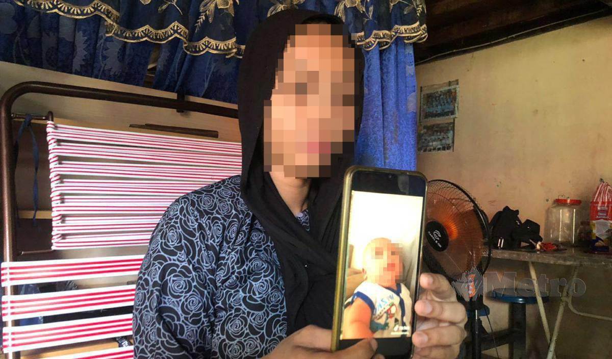 KAMALIA menunjukkan bayi lelaki berusia tiga bulan yang dipercayai dibunuh suami sendiri sebelum mayat ditemukan dalam bilik di rumah mereka di Mukim Padang Hang. FOTO Izad Thaqif Hassan
