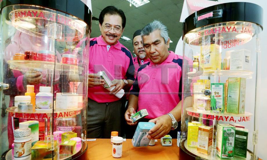 PENGARAH Bahagian Amalan dan Perkembangan Farmasi KKM, Dr. Kamaruzaman  Saleh (kiri) dan Pengarah Kesihatan Negeri, Dr Mohd Jusoh (kanan) melihat produk kecantikan dan produk kesihatan yang dilarang ketika melawat gerai pameran pada Karnival Farmasi Negeri Terengganu 2018 di Terengganu Trade Centre. FOTO Rozainah Zakaria