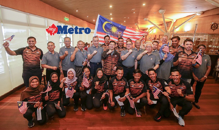 PRESIDEN Persatuan Pelayaran Malaysia (MSA), Datuk Kamaruzzaman Abu Kasim (tengah) bergambar dengan sebahagian atlet pelayaran negara pada Majlis Penyerahan Jalur Gemilang untuk Sukan Asia 2018 di Kelab Tasik Putrajaya. FOTO/LUQMAN HAKIM ZUBIR