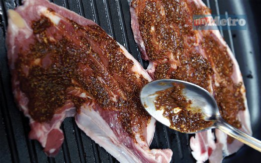 3. LUMUR bahan perapan pada daging kambing dan biarkan selama sejam.