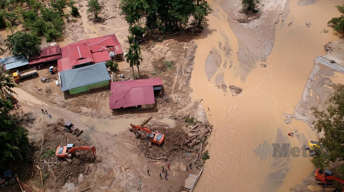 Keadaan jambatan yang runtuh dan rosak selepas berlaku kejadian banjir lumpur dan kepala air di Kampung Bukit Iboi di sini. Dalam kejadian kira-kira jam 6 petang Isnin, beberapa kawasan dilaporkan terjejas dan menyebabkan tiga sekeluarga maut dihanyut banjir lumpur. FOTO DANIAL SAAD