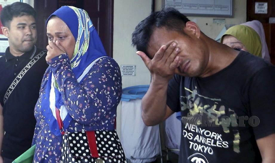 IBU mangsa, Helmi Nordin, 39, (kiri) tidak dapat menahan kesedihan, ketika selesai proses bedah siasat di Unit Forensik Hospital Tengku Ampuan Afzan. FOTO Farizul Hafiz Awang