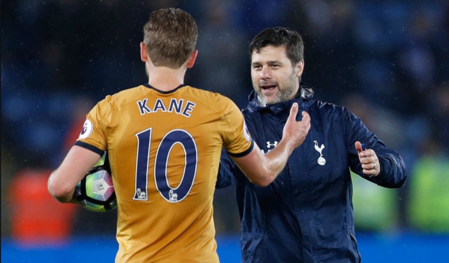 POCHETTINO (kanan) sanjung aksi cemerlang Kane bersama Spurs. FOTO Reuters 