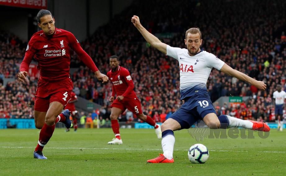  Penyerang Tottenham, Harry Kane cuba melakukan rembatan sambil dihalang pemain pertahanan Liverpool, Virgil van Dijk. FOTO Reuters.