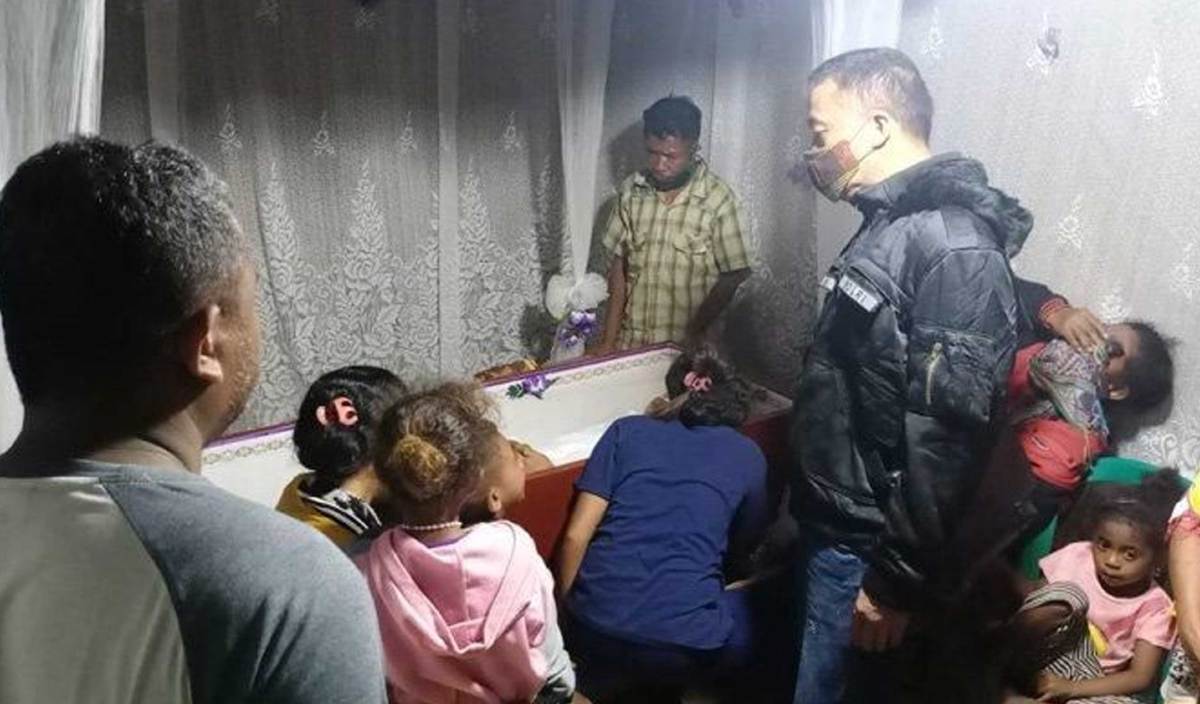 AHLI keluarga pada majlis pengebumian mangsa. FOTO pos-kupang.com